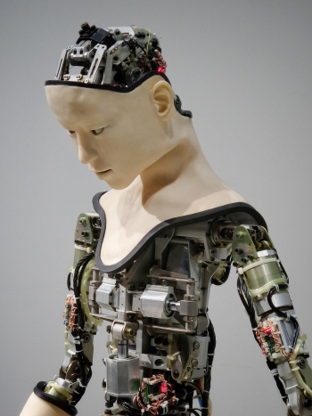 Trauma, tecnología de IA, chatbot, terapia, TCC, terapia Rogeriana, TEPT, ansiedad social, AskAri, SimSensei, Woebot, Tess, ética de la salud mental, meriendas sociales, transferencia