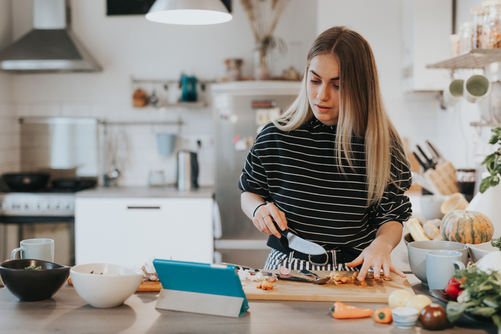 Mujer comida preparando para picar verduras
